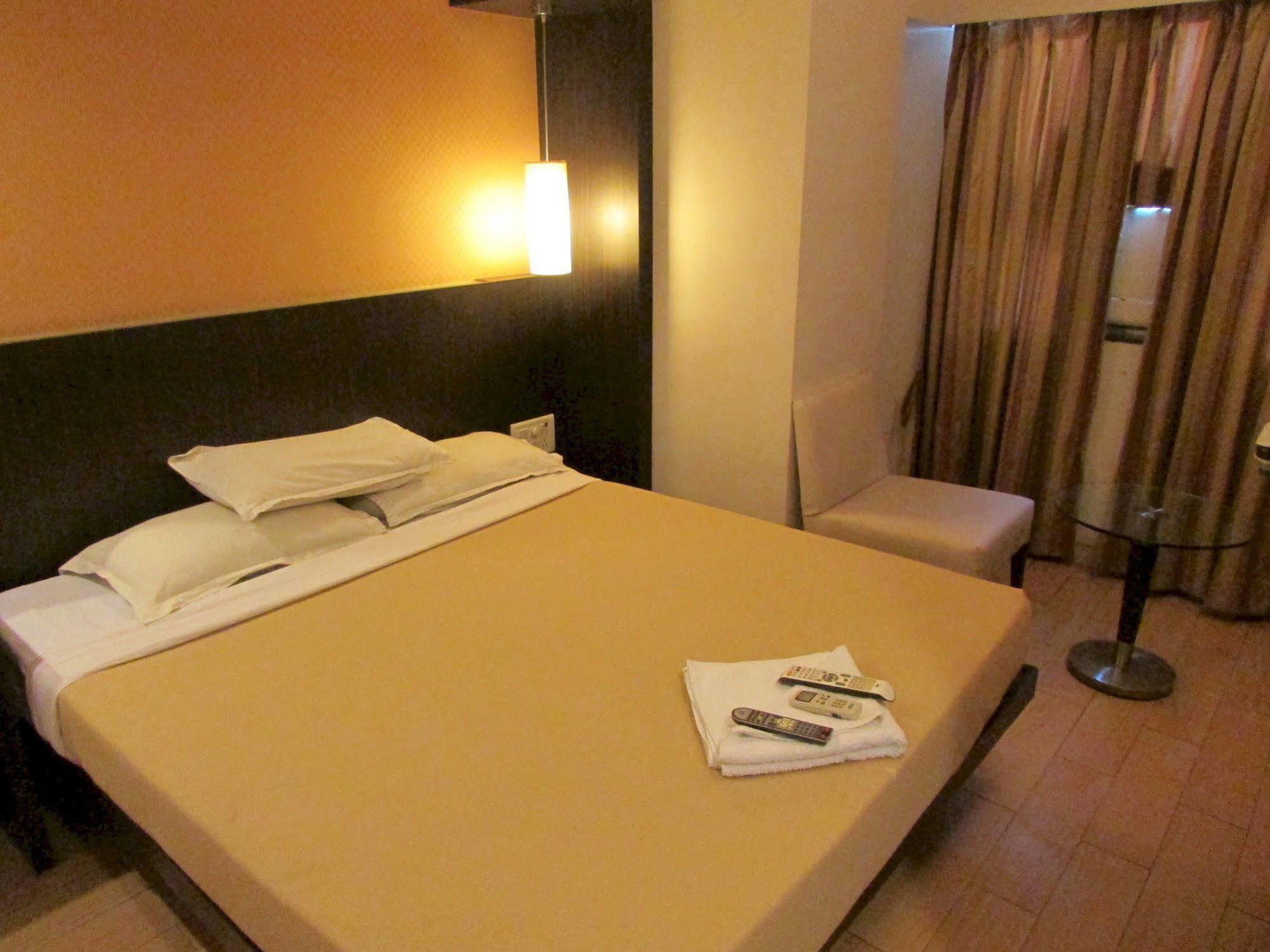 Hotel Mourya Residency Thane Ngoại thất bức ảnh